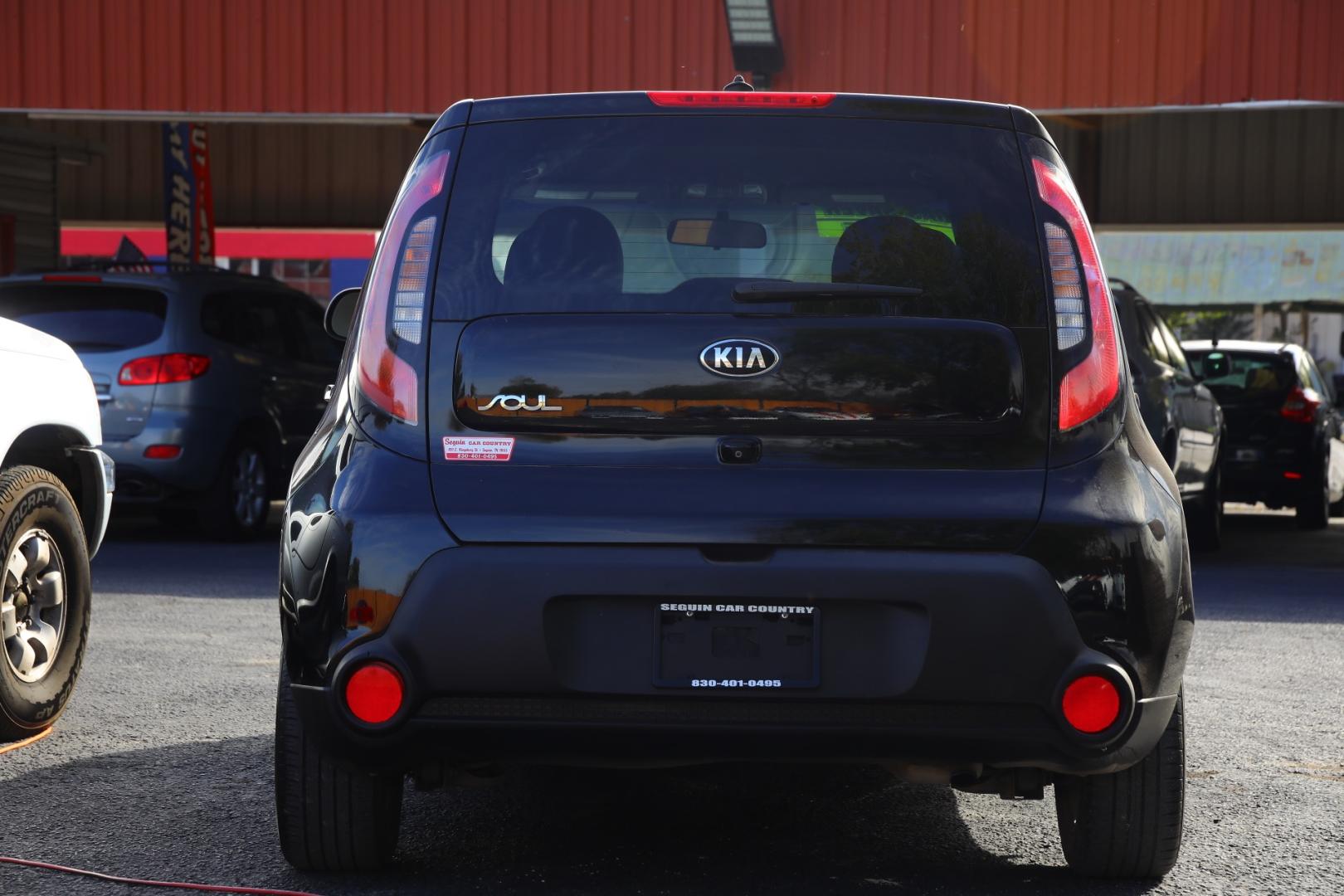 2016 BLACK KIA SOUL Base 6A (KNDJN2A25G7) with an 1.6L L4 DOHC 16V engine, 6-SPEED AUTOMATIC transmission, located at 420 E. Kingsbury St., Seguin, TX, 78155, (830) 401-0495, 29.581060, -97.961647 - Photo#5